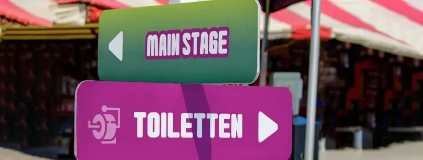 Borden voor bewegwijzering op festival