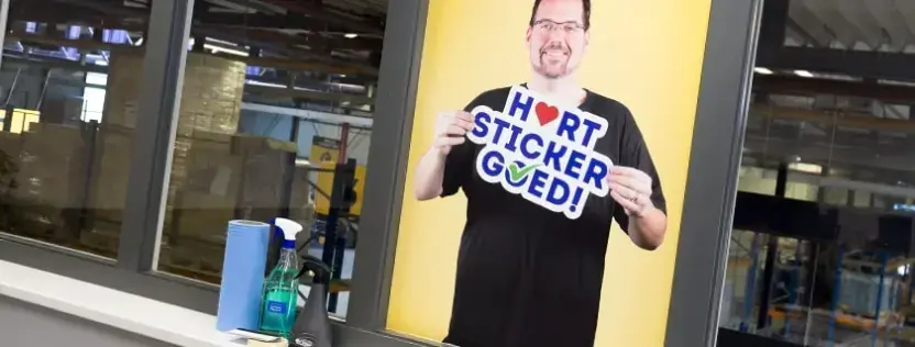 Een raamsticker plakken, zo doe je dat!