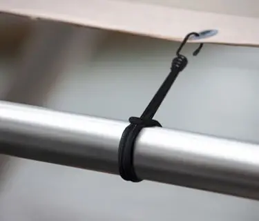 Spanner bevestigen aan spandoekframe