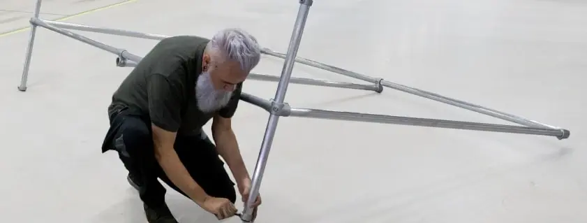 Spanframe monteren met buizen en koppelstukken