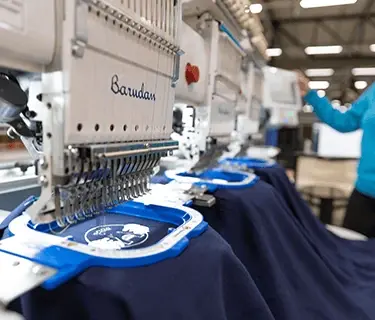 Textiel borduren met gekleurd garen
