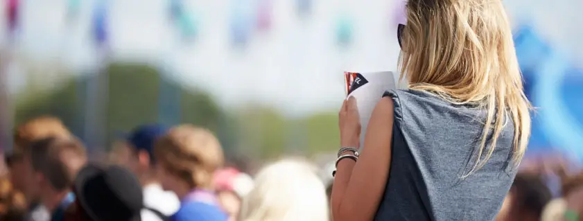 Programmaboekje voor festival doorbladeren