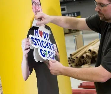 Grote sticker aanbrengen met rakel