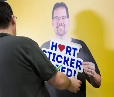 Grote sticker positioneren op de muur
