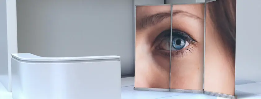 Beurswand met oogvisual bij balie
