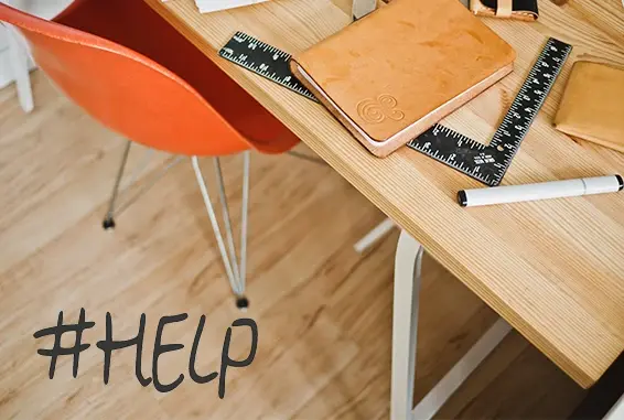 Werkplek met notitieboek en tekst help