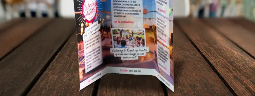 Folder ontwerp met wikkelvouw