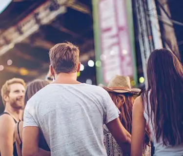 Podium aankleden met festivaldrukwerk