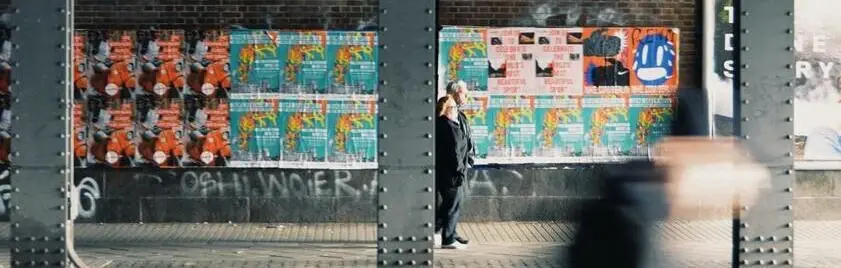 Geprinte posters op papier geplakt