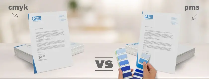PMS kleurenwaaier naast CMYK kleurvlakken