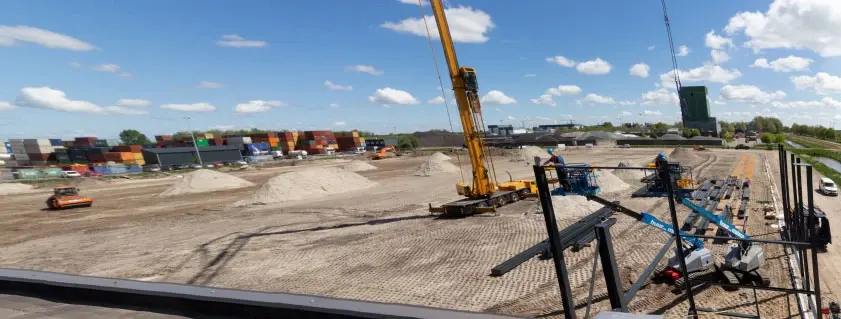 Bouwplaats van nieuwe drukkerij met kraan