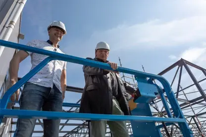 Wouter en Henny lachend op de hoogwerker