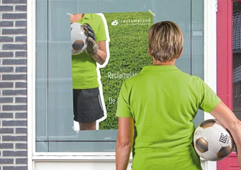 outdoor-posters-sportdrukwerk-voor-voetballende-vrouwen